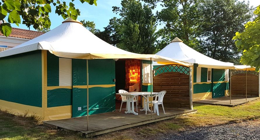 Bungalow toilé dans petit camping familial