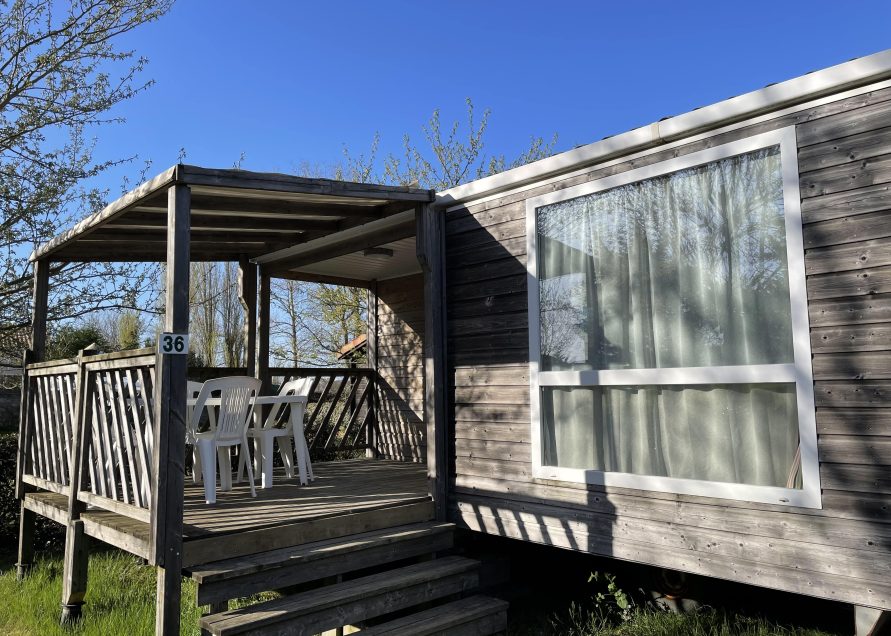 Petit camping nature avec terrasse en bois